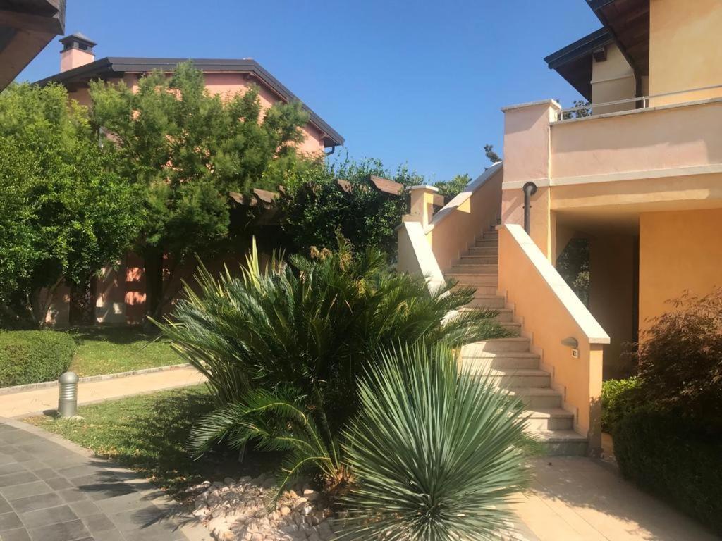 The Flowers - Apartments With Private Garden In Residence With Pool 马内尔巴 外观 照片